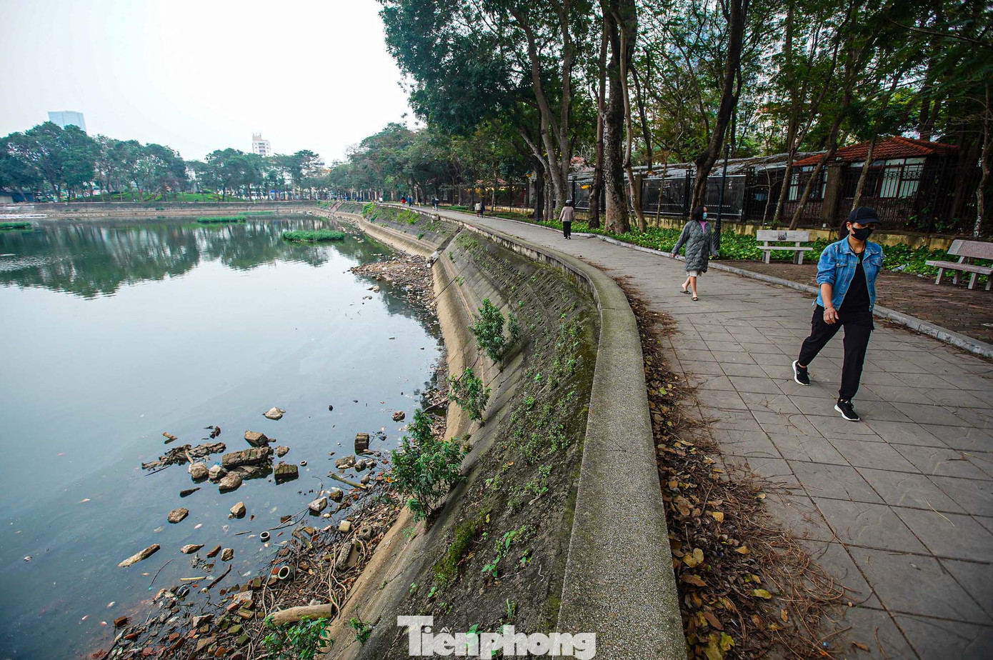 Xung quanh công viên đều bốc mùi hôi thối nồng nặc. Nhiều người dân đeo khẩu trang, bịt mũi khi đi qua khu vực trên.