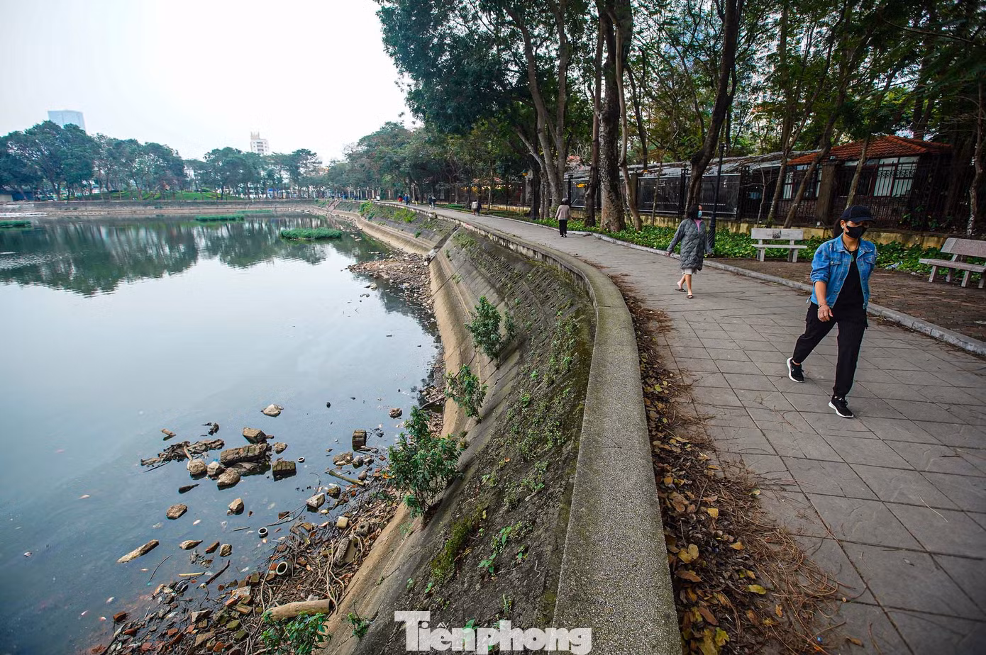 Xung quanh công viên đều bốc mùi hôi thối nồng nặc. Nhiều người dân đeo khẩu trang, bịt mũi khi đi qua khu vực trên. Xung quanh công viên đều bốc mùi hôi thối nồng nặc. Nhiều người dân đeo khẩu trang, bịt mũi khi đi qua khu vực trên.