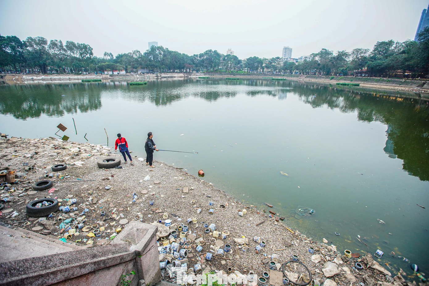 Khu vực hồ Nghĩa Tân, hồ điều hòa trong công viên Nghĩa Đô đang được rút cạn nước để cải tạo.