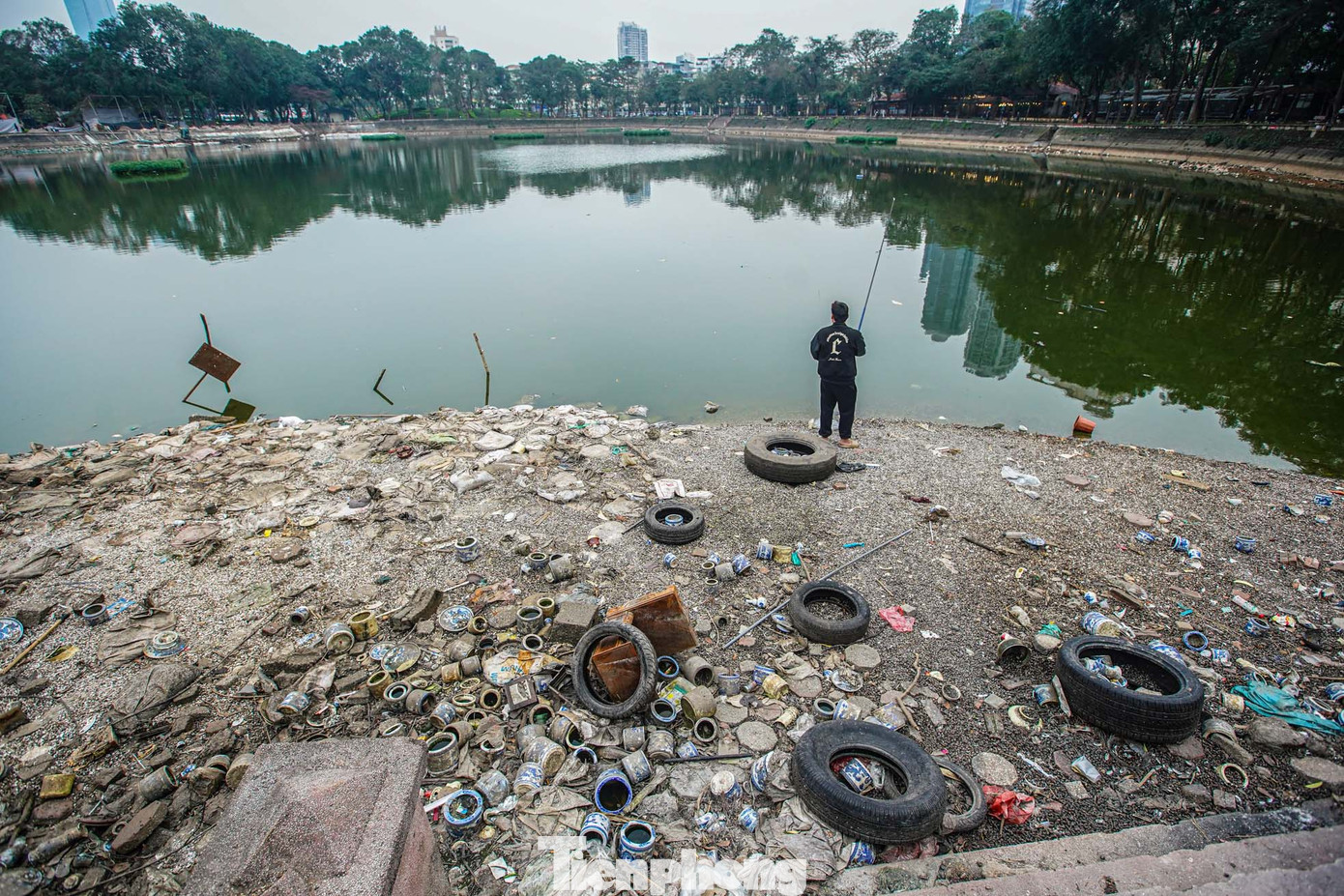 Khu đất lộ ra khi cạn nước thành địa điểm lý tưởng cho những người câu cá.