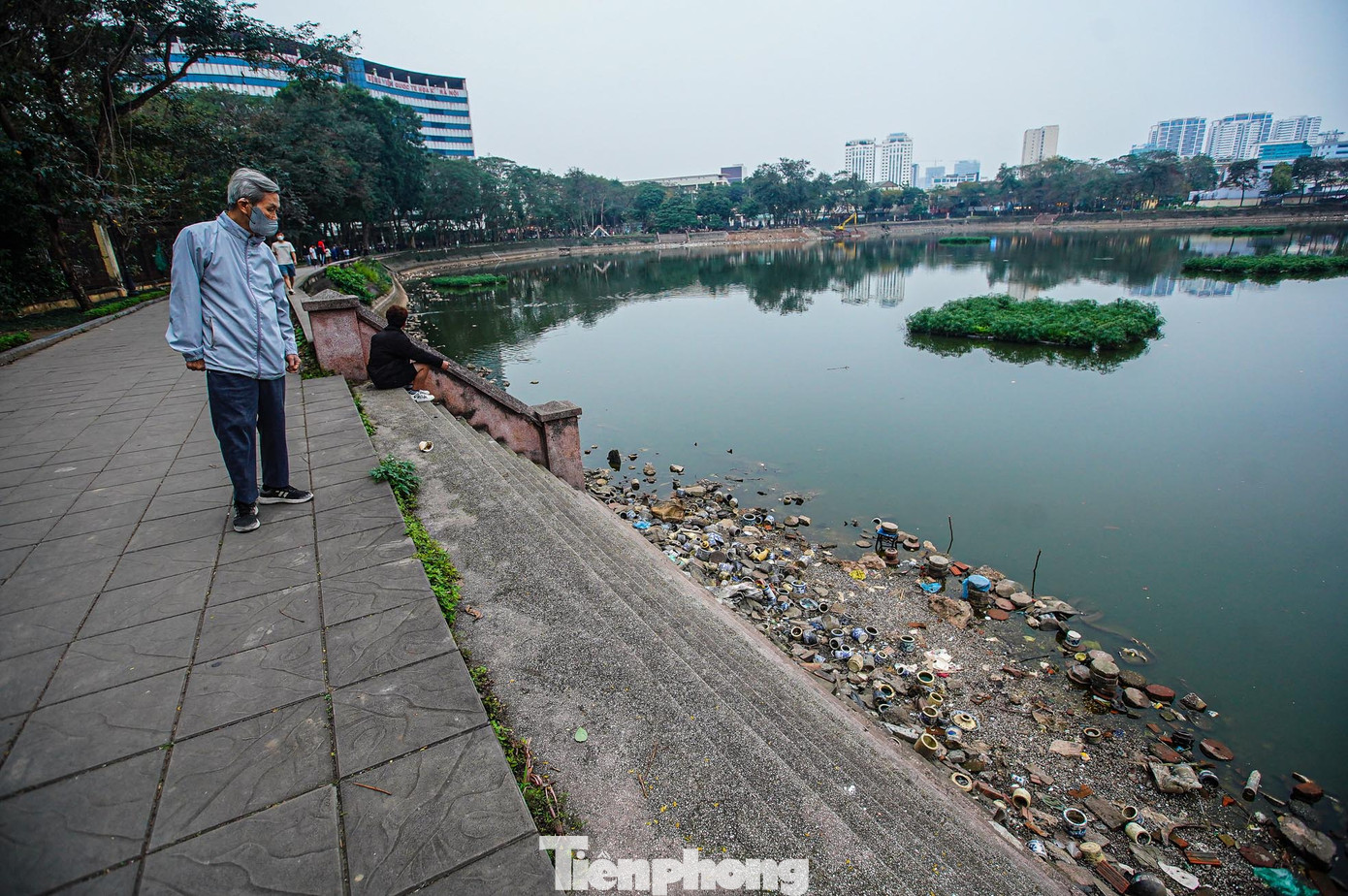 "Những đồ cúng, đồ lễ, bát hương không sử dụng nữa là người ta cứ mang ra thả xuống hồ. Nay nước cạn thì lộ hết ra, nếu rút hết nước thì dưới lòng hồ còn nhiều rác, nhiều đồ thờ hơn nữa", một người tập thể dục tại công viên Nghĩa Đô chia sẻ.