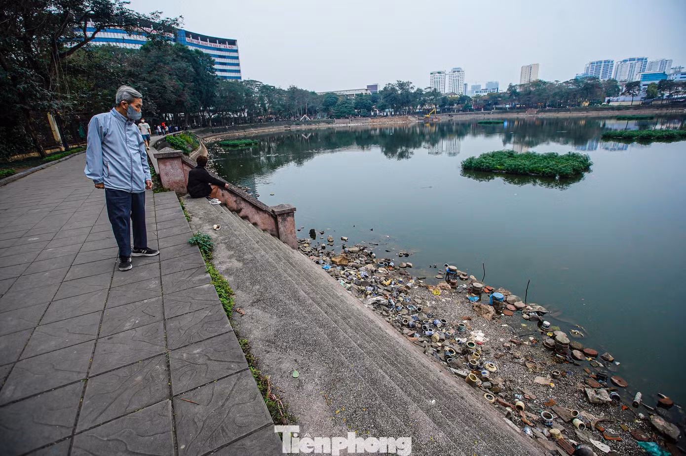 "Những đồ cúng, đồ lễ, bát hương không sử dụng nữa là người ta cứ mang ra thả xuống hồ. Nay nước cạn thì lộ hết ra, nếu rút hết nước thì dưới lòng hồ còn nhiều rác, nhiều đồ thờ hơn nữa", một người tập thể dục tại công viên Nghĩa Đô chia sẻ. "Những đồ cúng, đồ lễ, bát hương không sử dụng nữa là người ta cứ mang ra thả xuống hồ. Nay nước cạn thì lộ hết ra, nếu rút hết nước thì dưới lòng hồ còn nhiều rác, nhiều đồ thờ hơn nữa", một người tập thể dục tại công viên Nghĩa Đô chia sẻ.