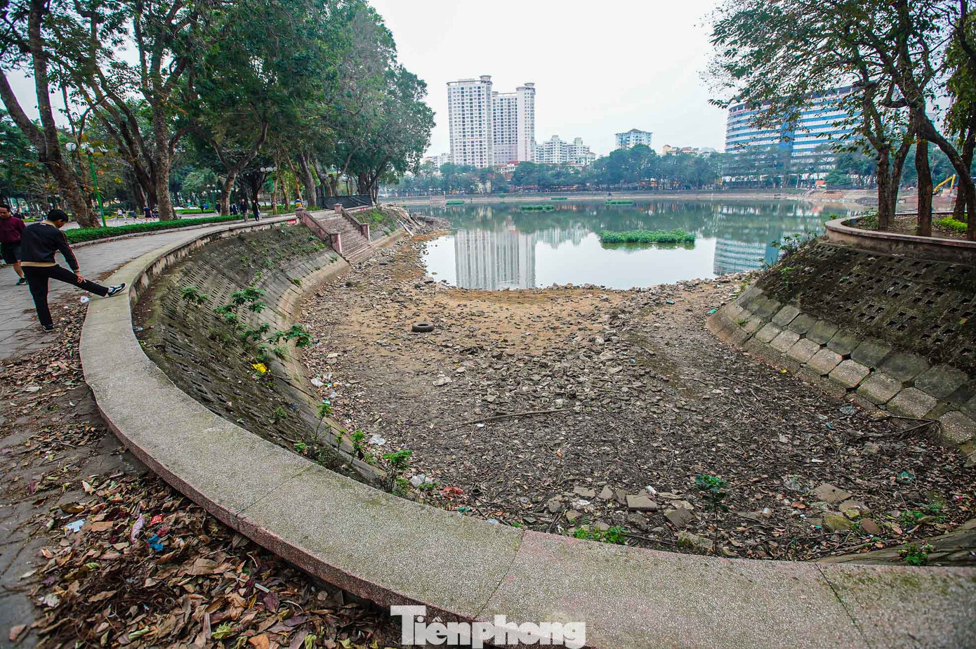 Nhiều góc hồ ngập rác khi rút cạn nước.