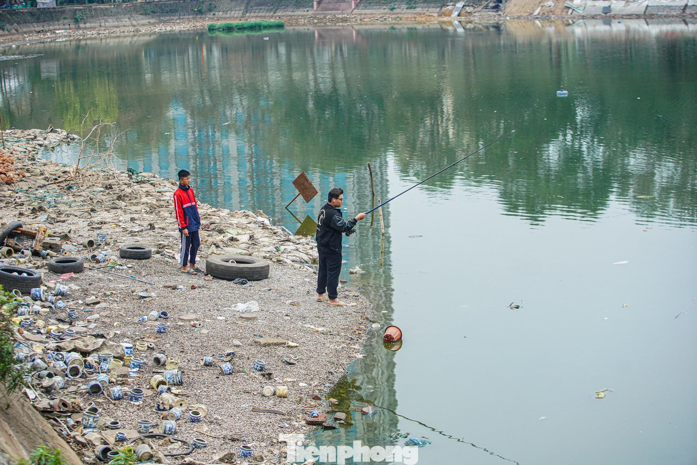 Khu đất lộ ra khi cạn nước thành địa điểm lý tưởng cho những người câu cá.