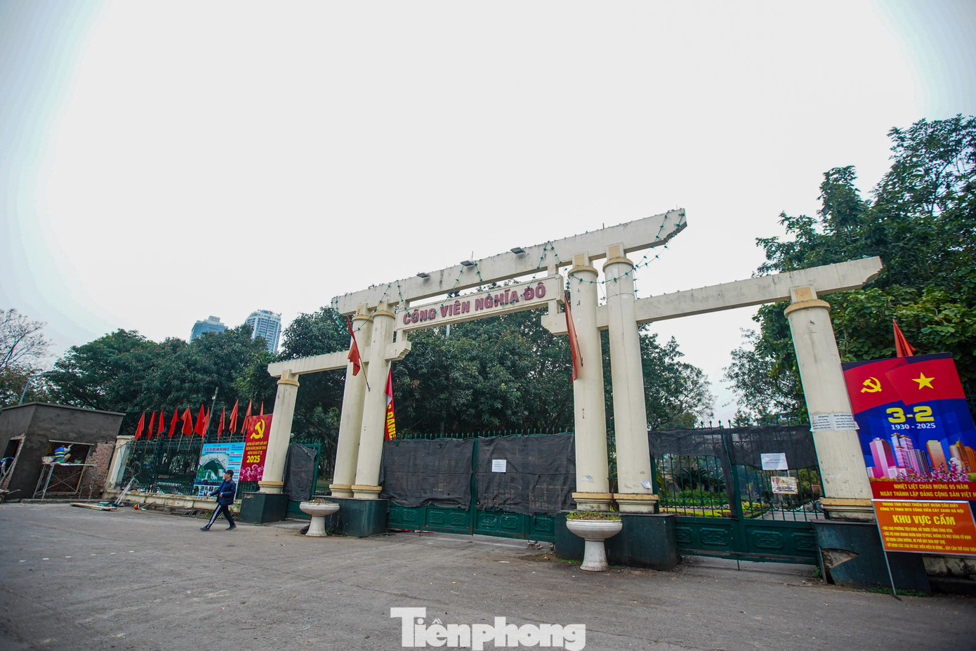 Công viên Nghĩa Đô (quận Cầu Giấy) có diện tích 42.000m2 nằm trên đường Nguyễn Văn Huyên và Tô Hiệu, là một trong những công viên lớn nhất Thủ đô đang trong quá trình cải tạo, nâng cấp, sửa chữa sau một thời gian xuống cấp.