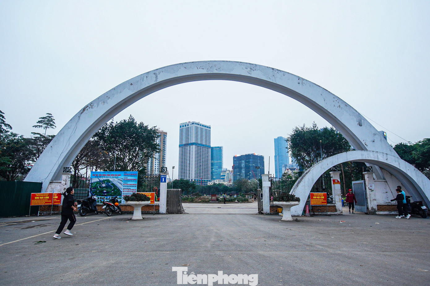 Tương tự, công viên Cầu Giấy nằm trên đường Thành Thái (phường Dịch Vọng, quận Cầu Giấy) rộng khoảng 6.540m2 đang được cải tạo, sửa chữa với số vốn đầu tư 8 tỷ đồng bằng nguồn vốn xã hội hóa.