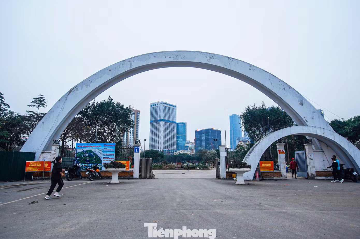 Tương tự, công viên Cầu Giấy nằm trên đường Thành Thái (phường Dịch Vọng, quận Cầu Giấy) rộng khoảng 6.540m2 đang được cải tạo, sửa chữa với số vốn đầu tư 8 tỷ đồng bằng nguồn vốn xã hội hóa. Tương tự, công viên Cầu Giấy nằm trên đường Thành Thái (phường Dịch Vọng, quận Cầu Giấy) rộng khoảng 6.540m2 đang được cải tạo, sửa chữa với số vốn đầu tư 8 tỷ đồng bằng nguồn vốn xã hội hóa.