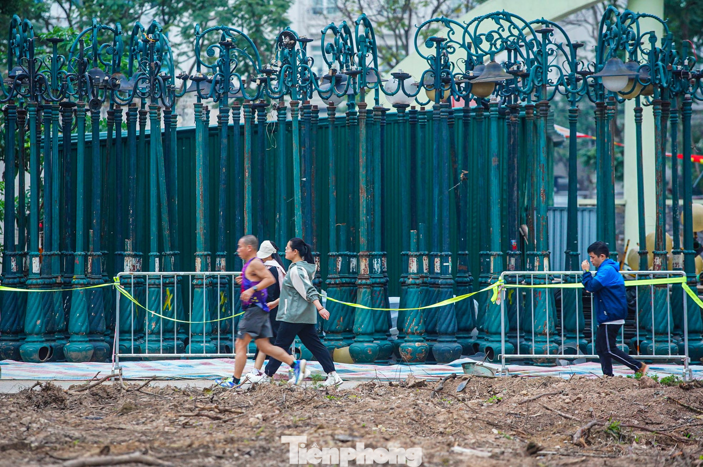 Vật liệu ngổn ngang, người dân vẫn vô tư tập thể dục, sinh hoạt trong công viên.