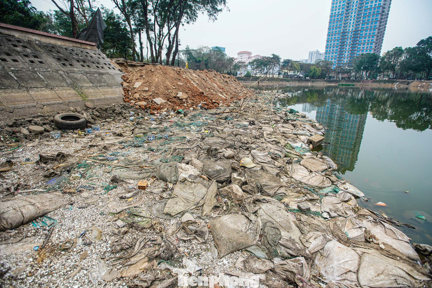 Rác thải bủa vây ven hồ, thậm chí nhiều khu vực bốc mùi hôi thối, khó chịu.