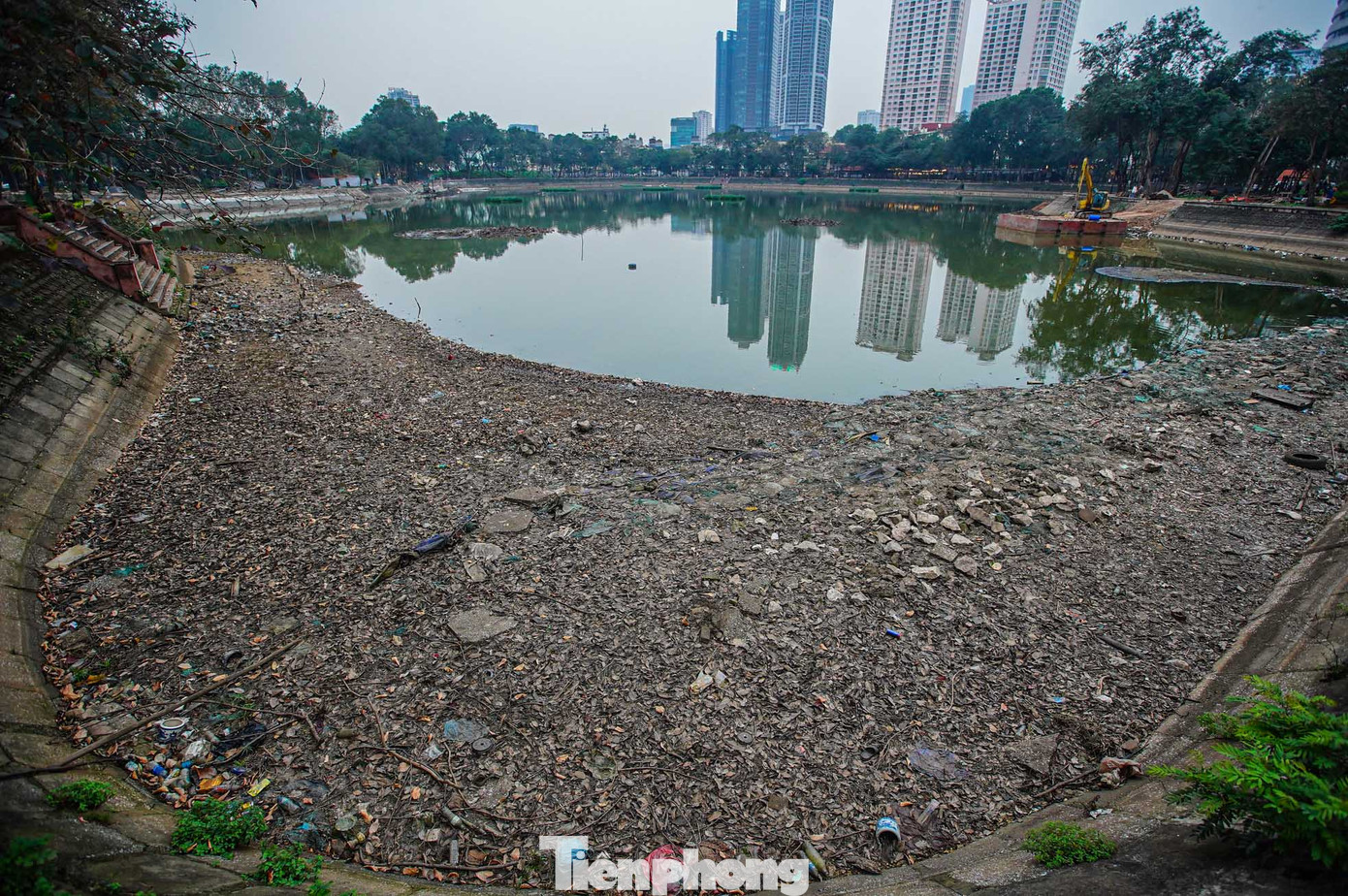 Nhiều góc hồ ngập rác khi rút cạn nước.