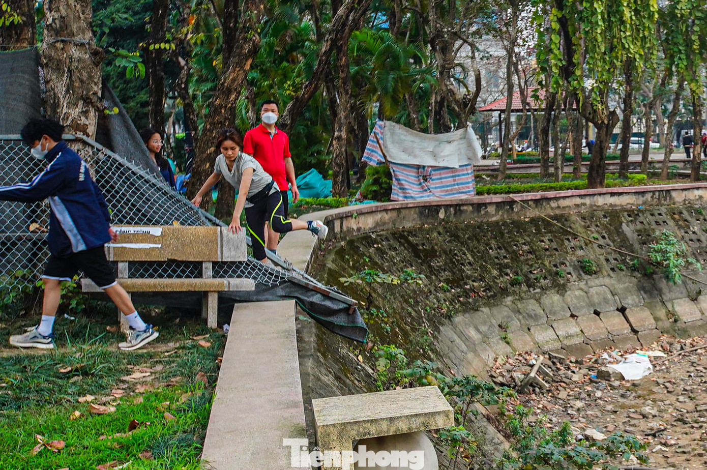 Một số người "xé rào", tập thể dục trong công viên.