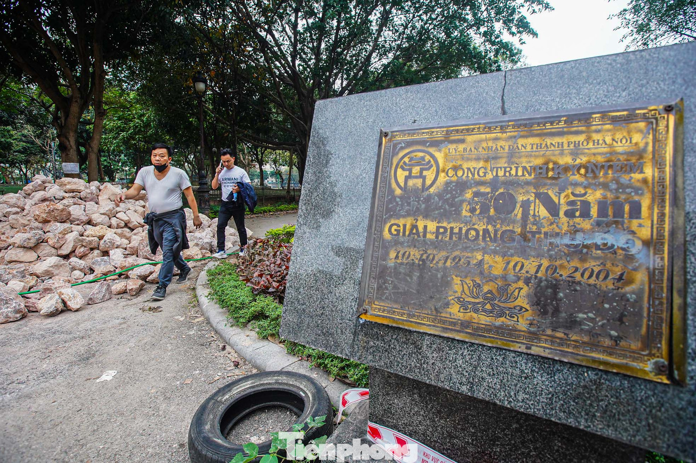 Đối các phân khu trong công viên, sẽ tổ chức bóc bỏ vật liệu lát đường dạo nhánh, sân chơi, sân tập thể thao hiện trạng, vận chuyển phế thải đổ đi; Gia cố nền, đồ bê tông nền, lát gạch bê tông giả đá, bó vỉa đá 2 bên các đường dạo nhánh, sân chơi, sân tập thể thao. Đồng thời, làm mới sân quảng trường; Cải tạo, nâng cấp toàn bộ khu vui chơi trẻ em; Cải tạo, xử lý sụt lún khu vực cống thoát nước của TP trong công viên; Xây lại các đoạn kè bị sụt lún. Cải tạo đánh bóng lại hệ thống bậu đá granito ven hồ; Đổ đất, san nền tại những khu vực trũng thấp…