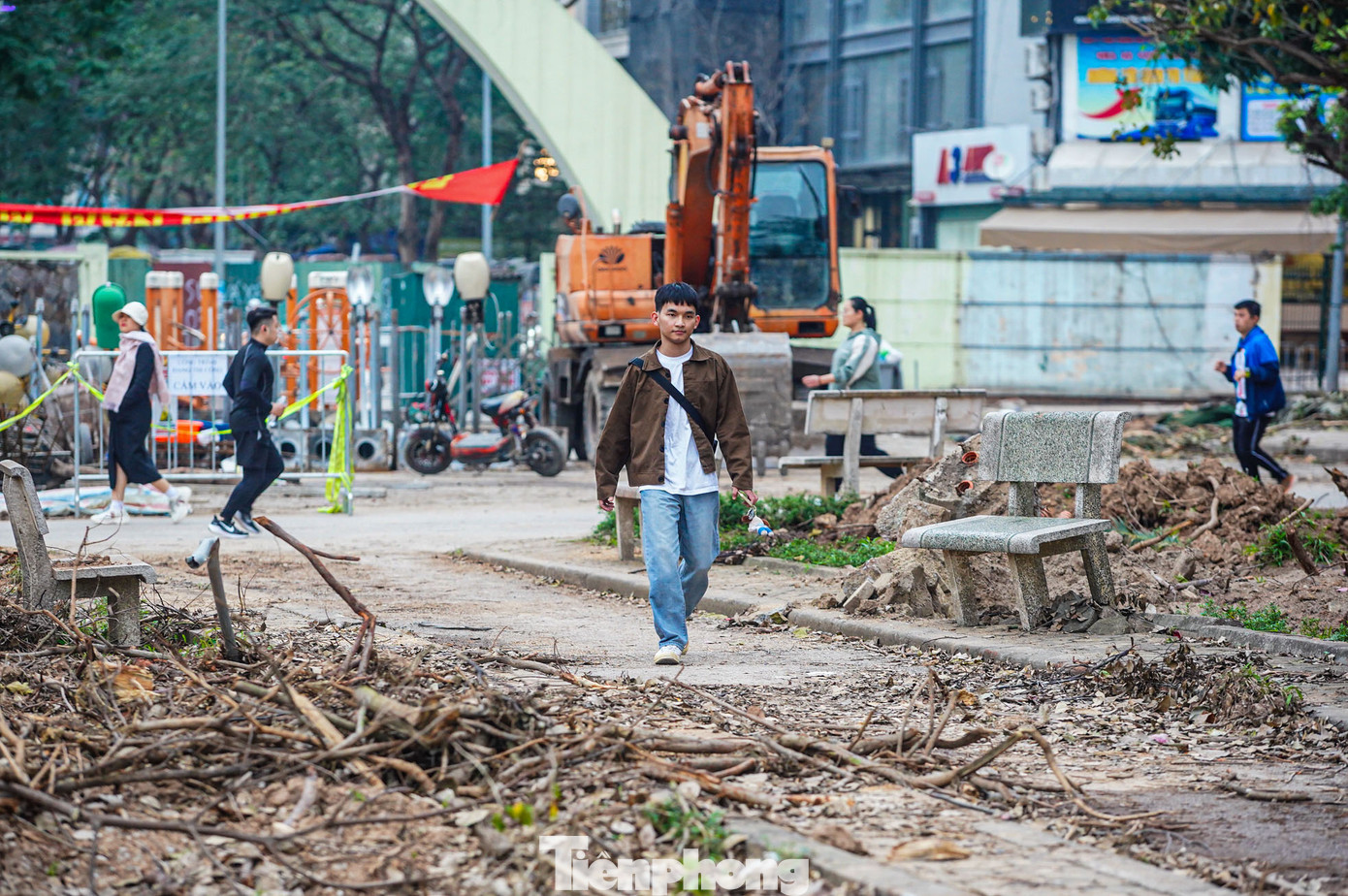 Vật liệu ngổn ngang, người dân vẫn vô tư tập thể dục, sinh hoạt trong công viên.