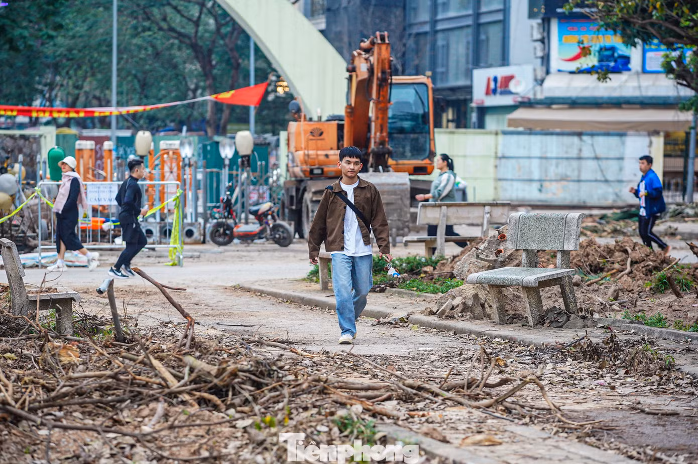 Vật liệu ngổn ngang, người dân vẫn vô tư tập thể dục, sinh hoạt trong công viên. Vật liệu ngổn ngang, người dân vẫn vô tư tập thể dục, sinh hoạt trong công viên.