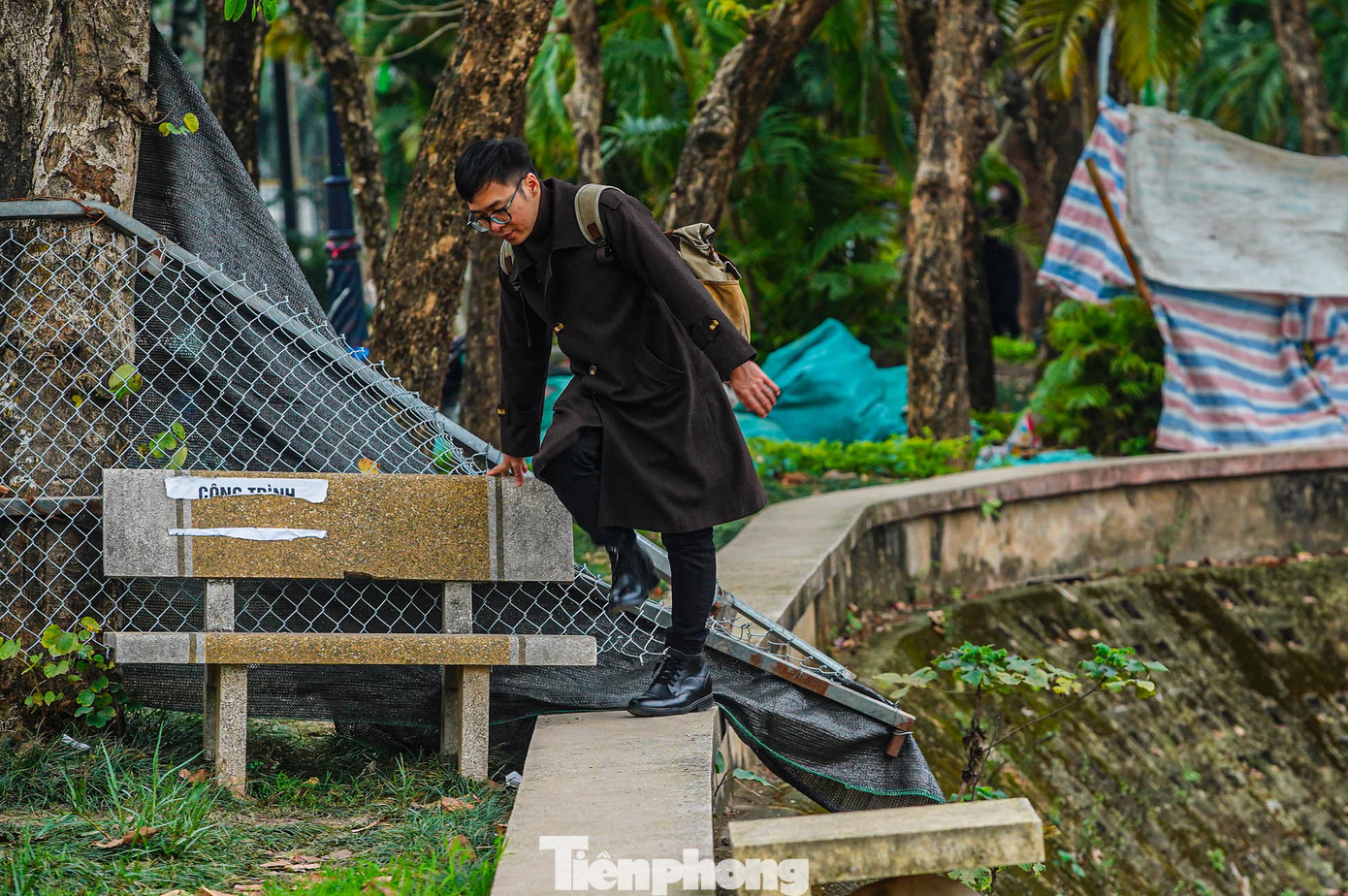 Một số người "xé rào", tập thể dục trong công viên.