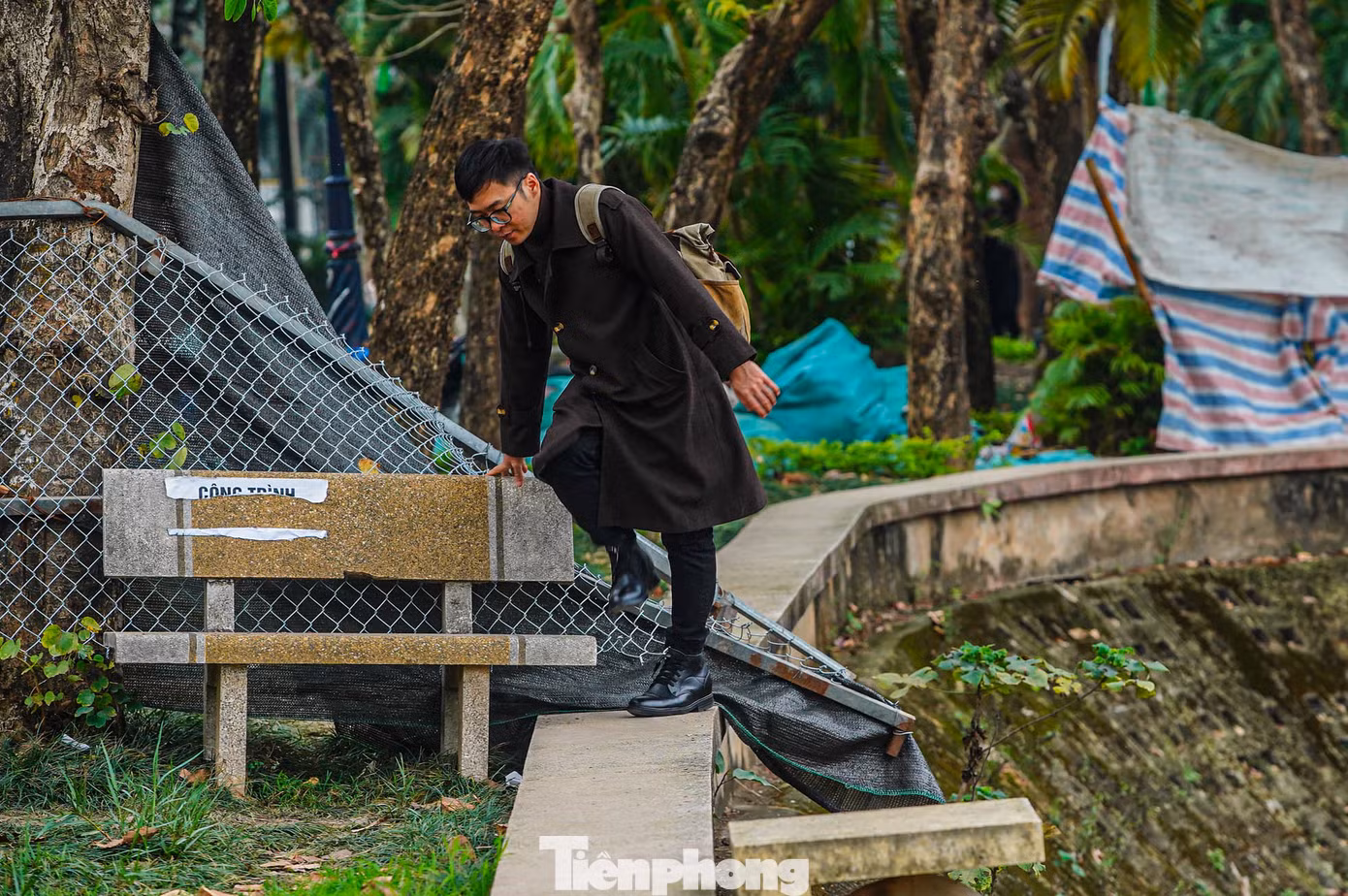 Một số người "xé rào", tập thể dục trong công viên. Một số người "xé rào", tập thể dục trong công viên.