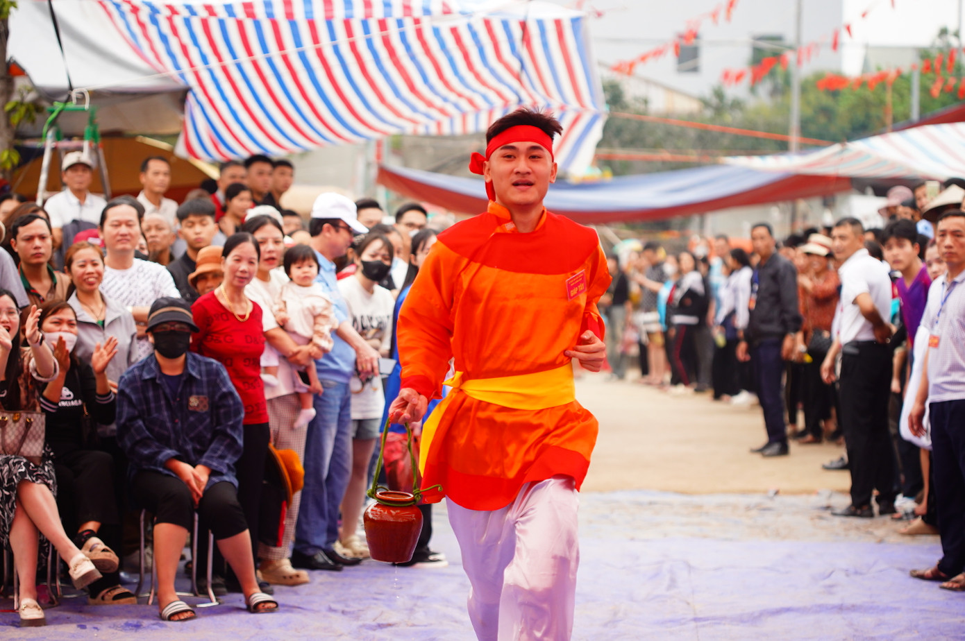Tiếp đến là thi kéo nước. Mỗi giáp cử một người lấy nước tại một giếng nước gần đình, Dụng cụ lấy nước là nồi gốm mỏng, khiến cho nồi rất dễ nghiêng, dễ vỡ. Giáp nào lấy được nồi nước đầy về trước sẽ thắng cuộc.