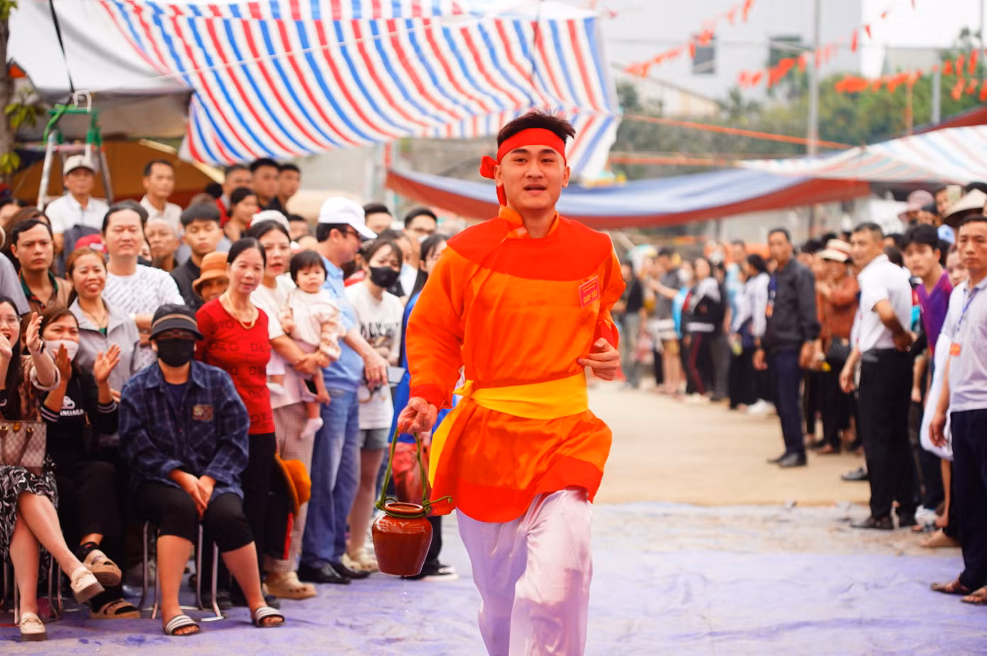 Tiếp đến là thi kéo nước. Mỗi giáp cử một người lấy nước tại một giếng nước gần đình, Dụng cụ lấy nước là nồi gốm mỏng, khiến cho nồi rất dễ nghiêng, dễ vỡ. Giáp nào lấy được nồi nước đầy về trước sẽ thắng cuộc.