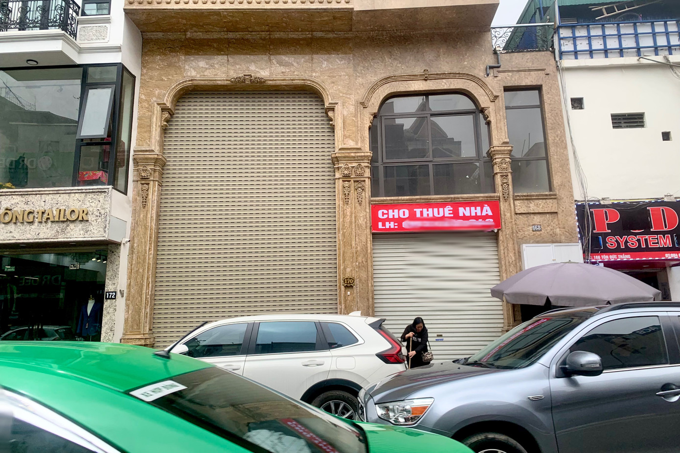 Tòa nhà lớn trên phố Tôn Đức Thắng có giá thuê hơn 200 triệu/tháng treo biển tìm khách thuê.