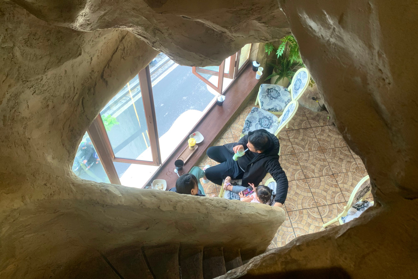 Được biết, quán mất 3 tháng để thi công, hoàn thành công trình. Những khối đá nhân tạo được dựng lên từ xi măng, cốt thép.