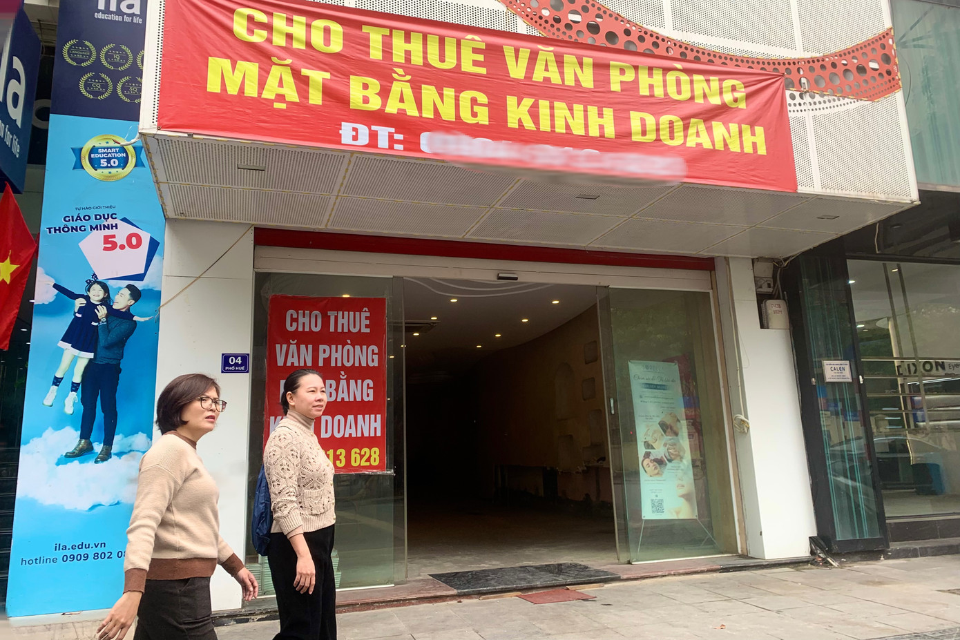 Nhiều người cho biết, từ năm 2023 các cửa hàng kinh doanh, đặc biệt là thời trang chuyển sang xu hướng bán online nên ít các thương hiệu còn thuê mặt bằng phố lớn với giá đắt đỏ.