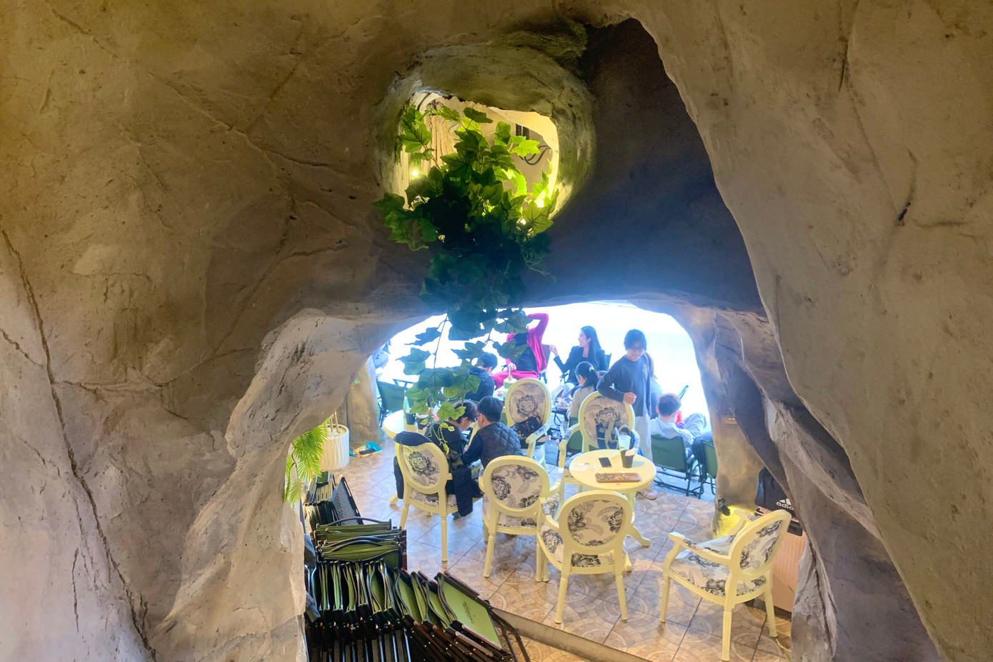 Rêu giả, đèn chùm tạo điểm nhấn cho quán.