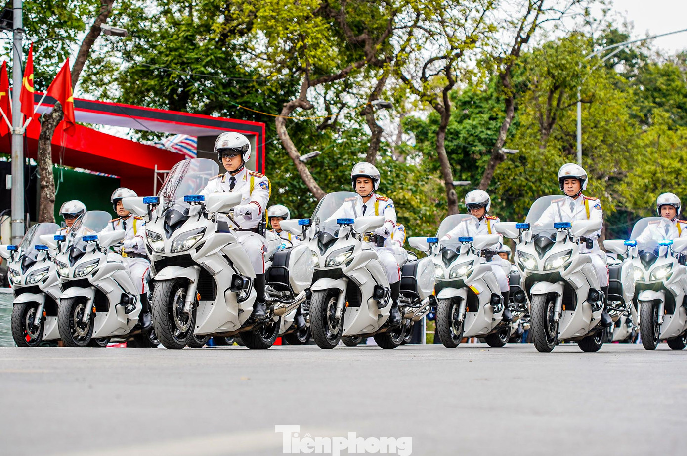 Mở màn chương trình tổng duyệt là phần biểu diễn mô tô dẫn đoàn do Cục Cảnh sát giao thông thực hiện.