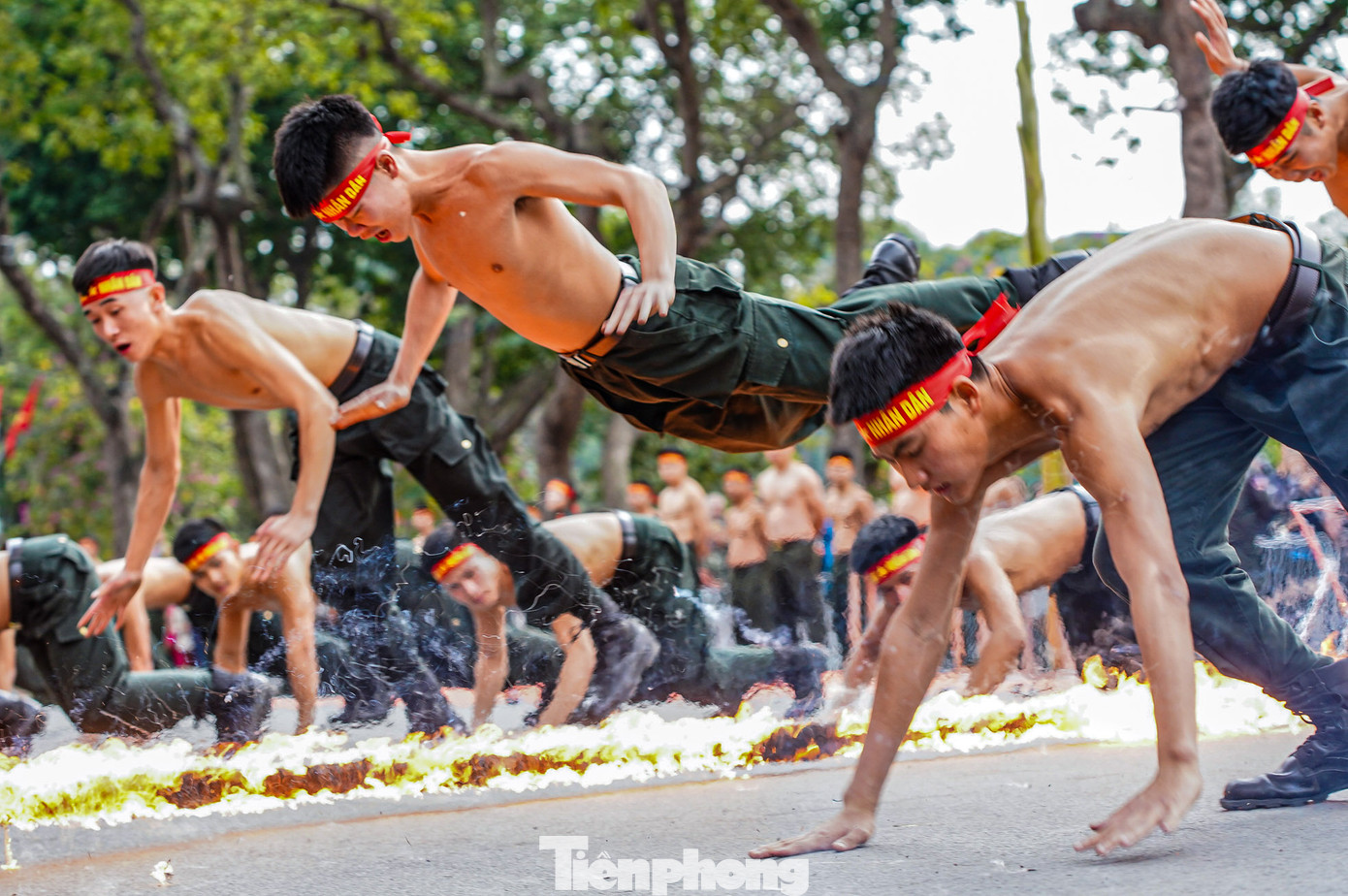 Màn chống đẩy bật cao vượt bẫy lửa của lực lượng công an.