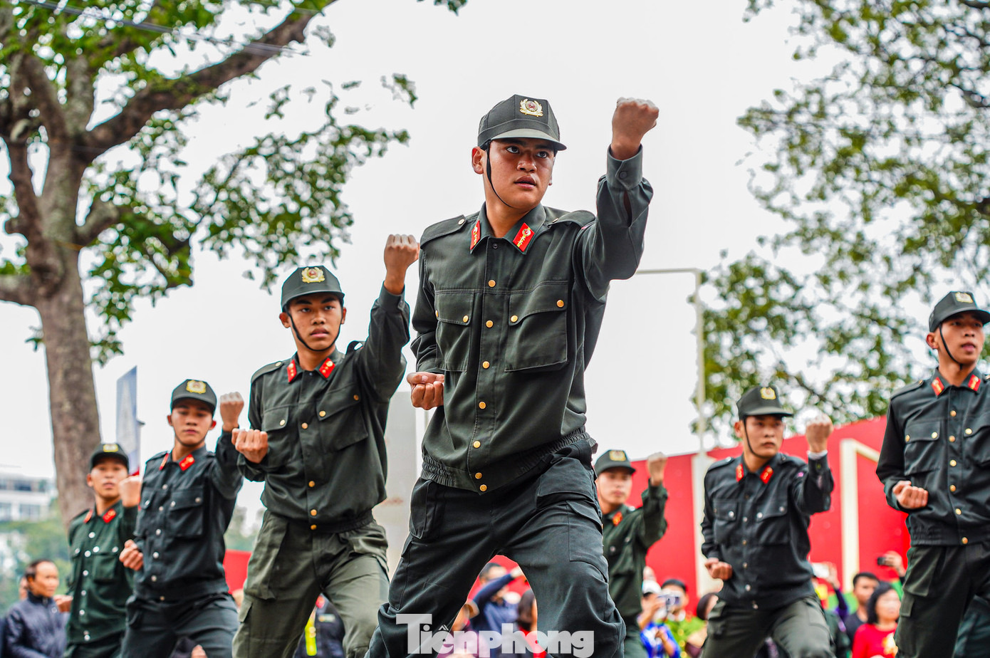 Tiếp đến là màn biểu diễn võ thuật do Bộ Tư lệnh Cảnh sát cơ động biểu diễn.