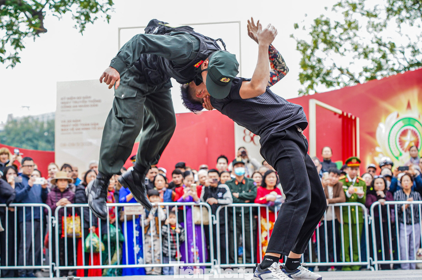 Nhiều tình huống được đưa ra. Khán giả mãn nhãn với màn trấn áp tội phạm của lực lượng cảnh sát cơ động.