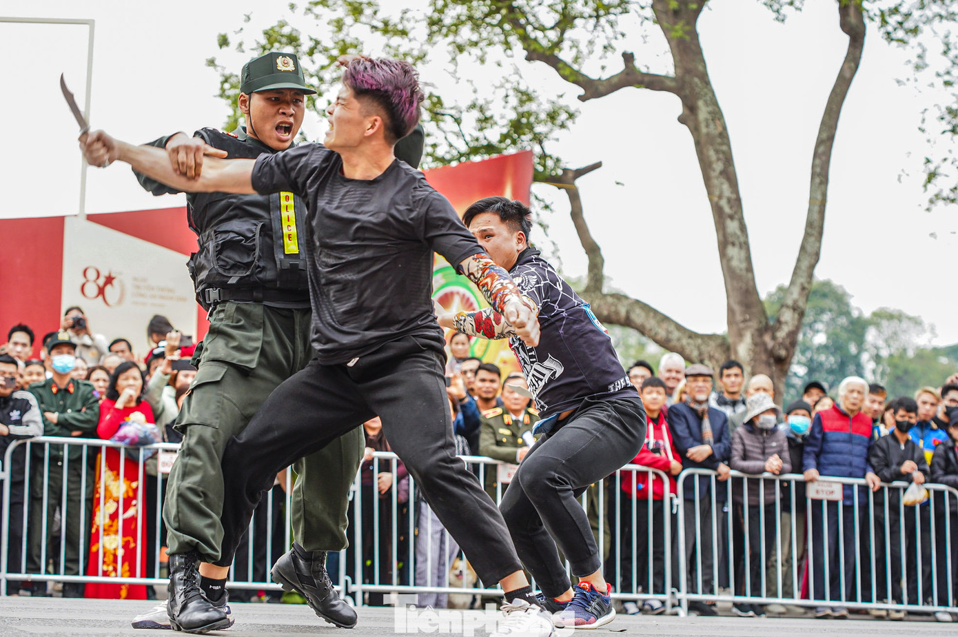 Nhiều tình huống được đưa ra. Khán giả mãn nhãn với màn trấn áp tội phạm của lực lượng cảnh sát cơ động.