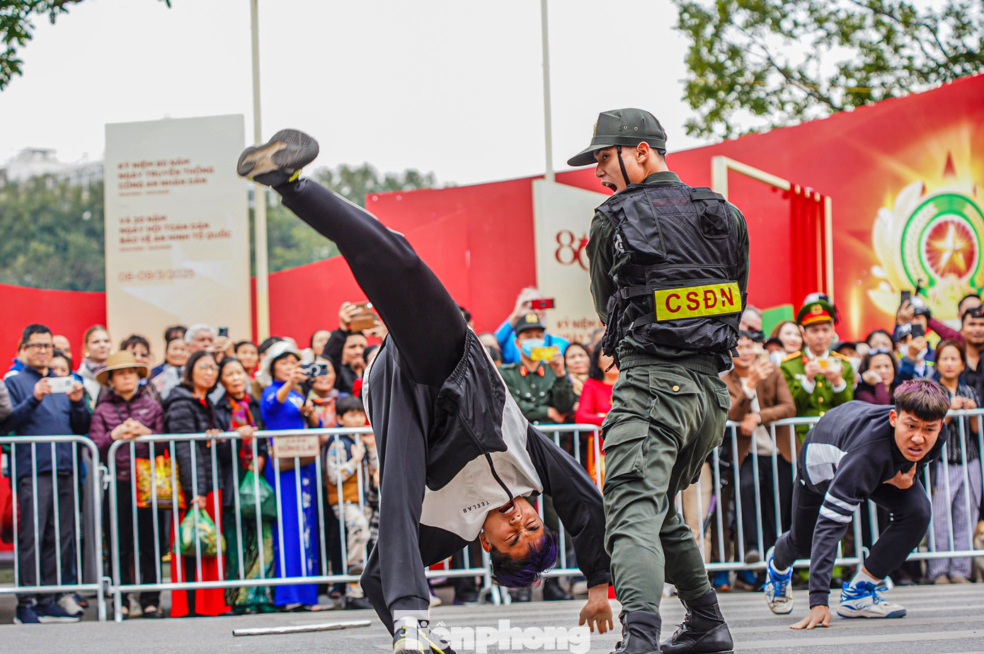 Nhiều tình huống được đưa ra. Khán giả mãn nhãn với màn trấn áp tội phạm của lực lượng cảnh sát cơ động.