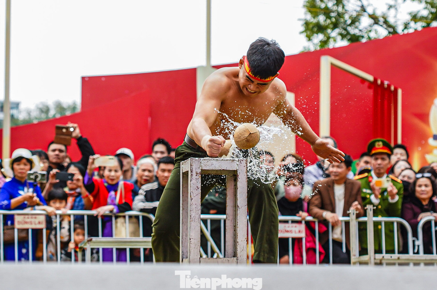 Những màn biểu diễn khí công luôn thu hút được sự chú ý của người dân.