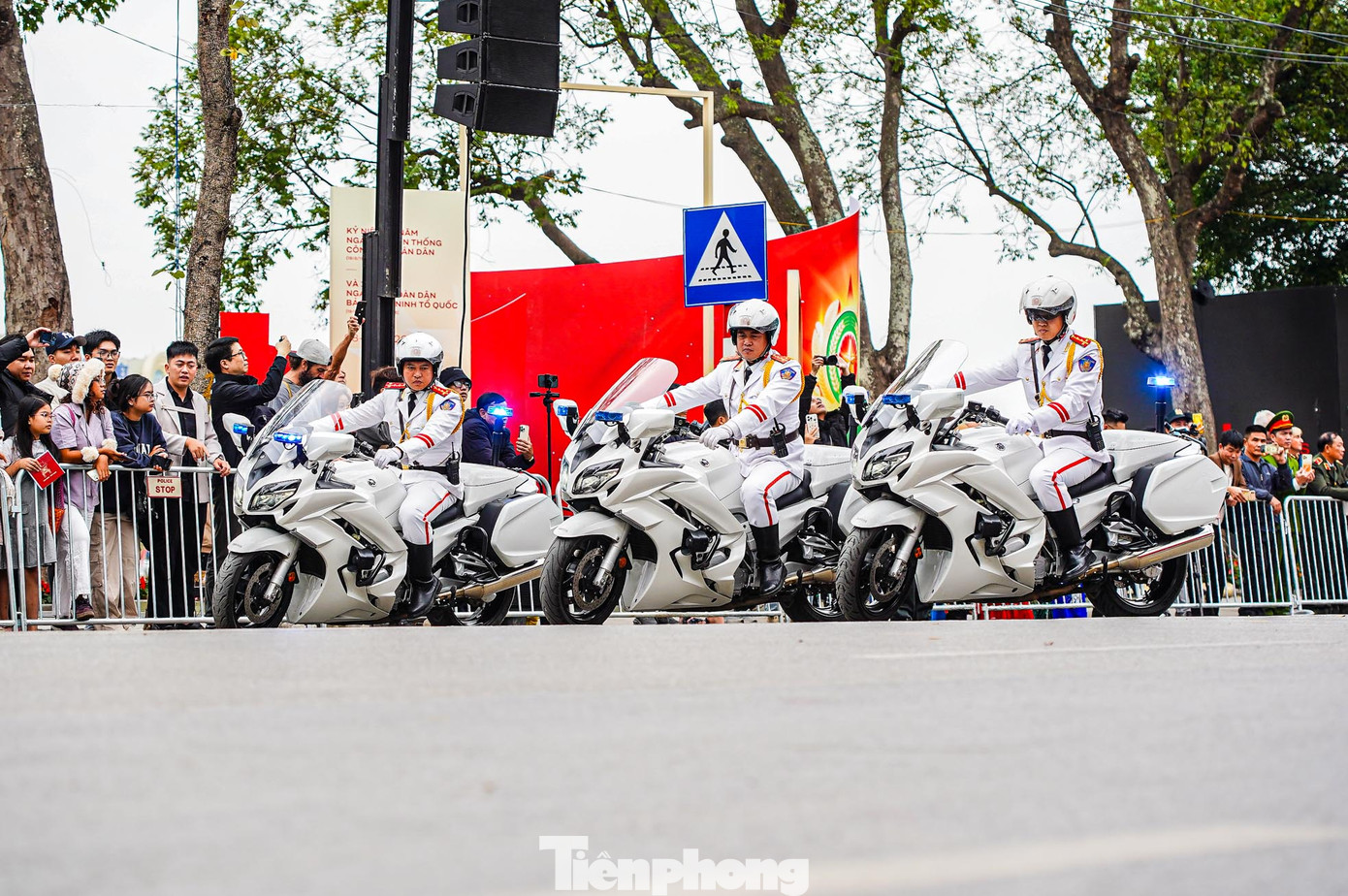 Mở màn chương trình tổng duyệt là phần biểu diễn mô tô dẫn đoàn do Cục Cảnh sát giao thông thực hiện.