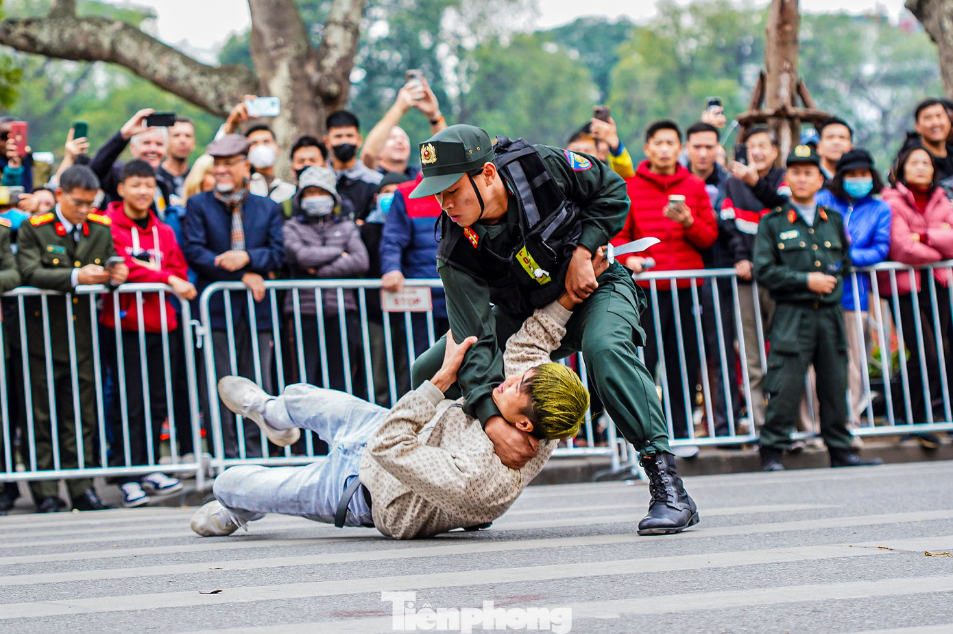 Màn biểu diễn tình huống tấn công tội phạm.