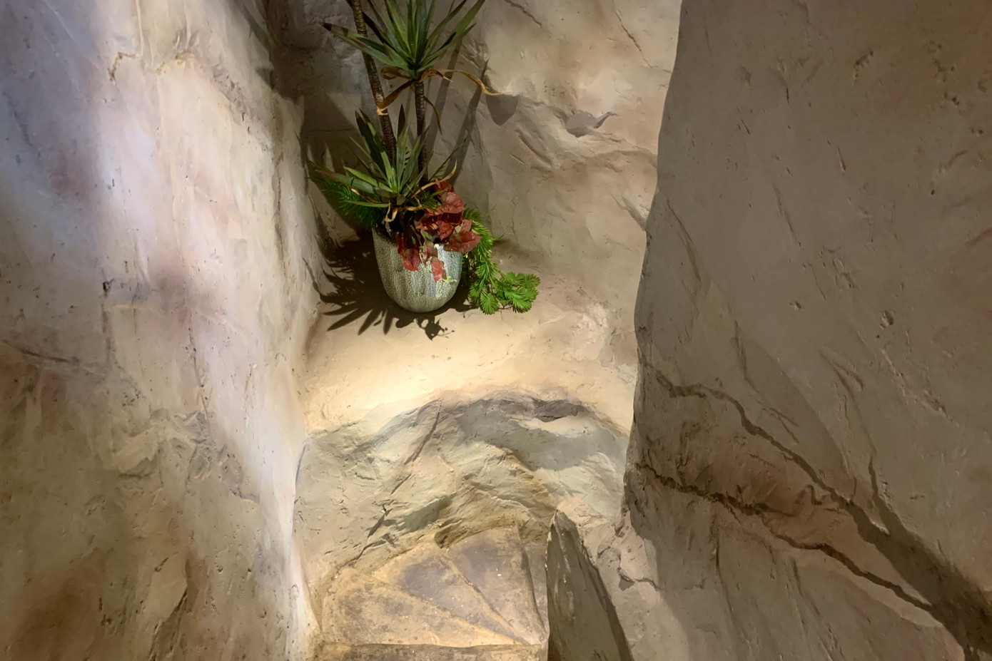 Với xung quanh toàn khối đá, lạc vào quán cafe như đang đi vào một hang động thực sự.