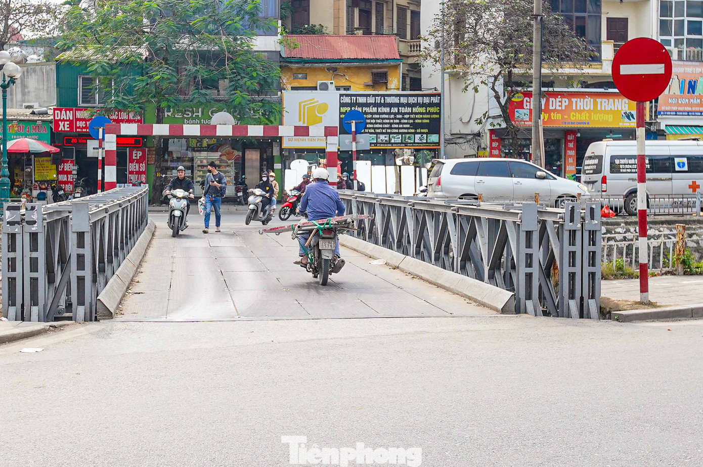 Với cầu thép, các dầm và hệ liên kết ngang hầu hết đều bị rỉ sét, dầm chủ nhiều cầu đã xuống cấp. Với cầu thép, các dầm và hệ liên kết ngang hầu hết đều bị rỉ sét, dầm chủ nhiều cầu đã xuống cấp.