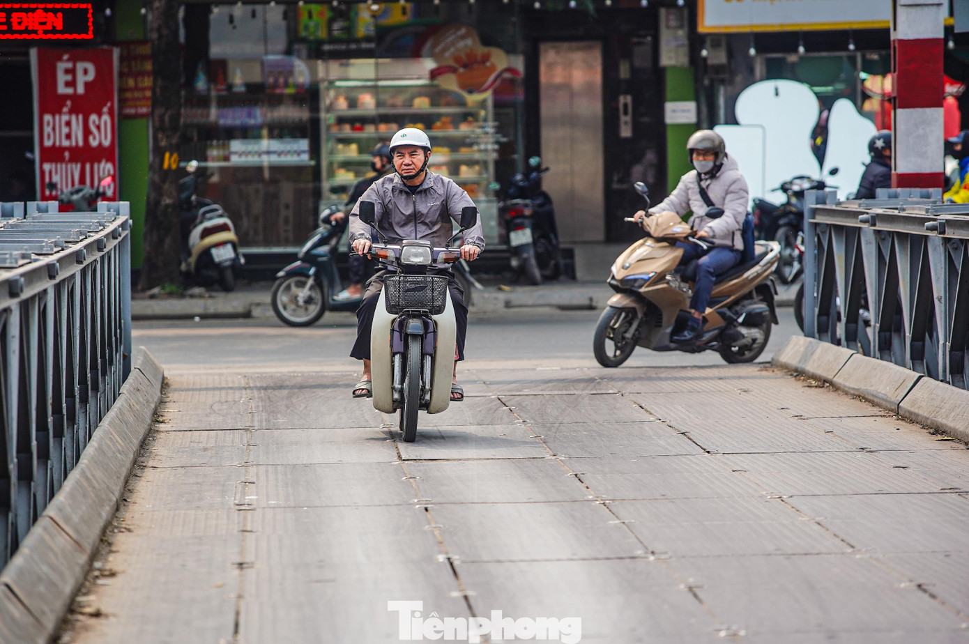 Dự kiến, thành phố sẽ dành khoảng 2.500 tỷ đồng cho việc hỗ trợ xây mới, sửa chữa các cây cầu thuộc quản lý của các địa phương. Bởi đây đều là cầu tạm, đã xuống cấp, đa số chỉ đảm bảo một làn xe chạy hoặc đáp ứng nhu cầu cho xe thô sơ, xe máy qua lại. Dự kiến, thành phố sẽ dành khoảng 2.500 tỷ đồng cho việc hỗ trợ xây mới, sửa chữa các cây cầu thuộc quản lý của các địa phương. Bởi đây đều là cầu tạm, đã xuống cấp, đa số chỉ đảm bảo một làn xe chạy hoặc đáp ứng nhu cầu cho xe thô sơ, xe máy qua lại.