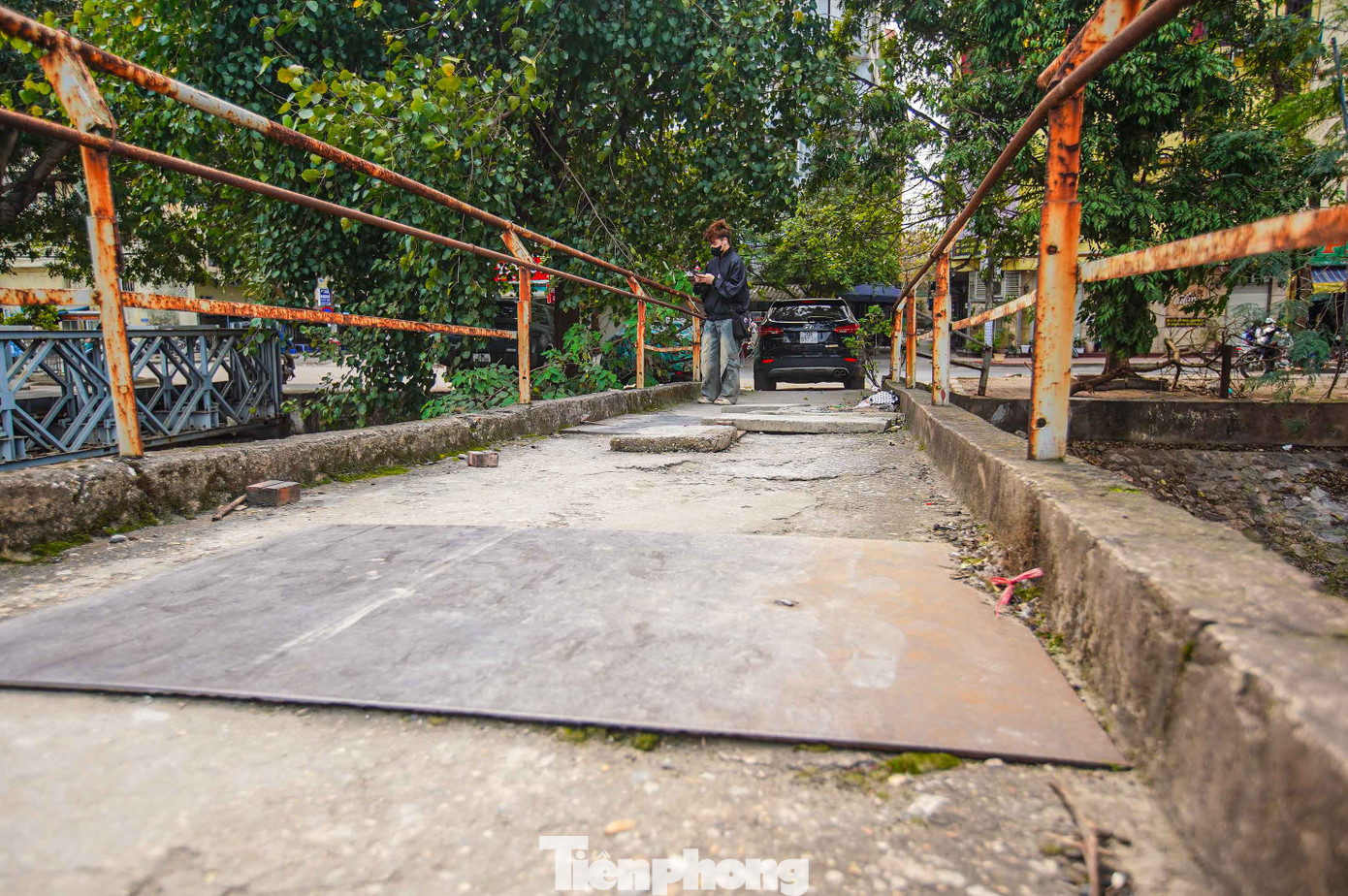 Mặt cầu chắp vá bởi những tấm thép, khối bê tông. Mặt cầu chắp vá bởi những tấm thép, khối bê tông.