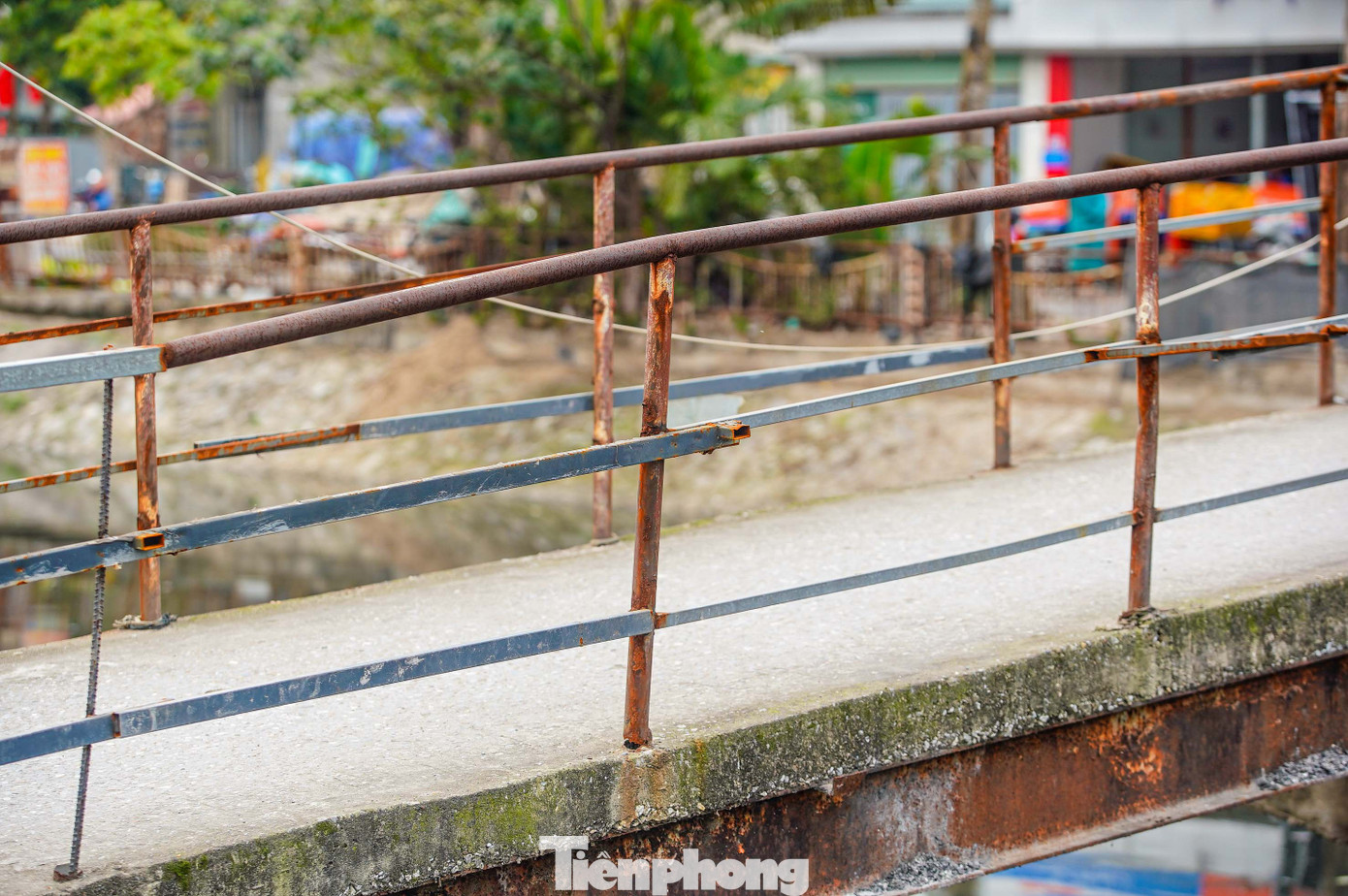 Lan can và nhiều kết cấu sắt thép bị gỉ sét ăn mòn, được sửa chữa chắp vá. Lan can và nhiều kết cấu sắt thép bị gỉ sét ăn mòn, được sửa chữa chắp vá.