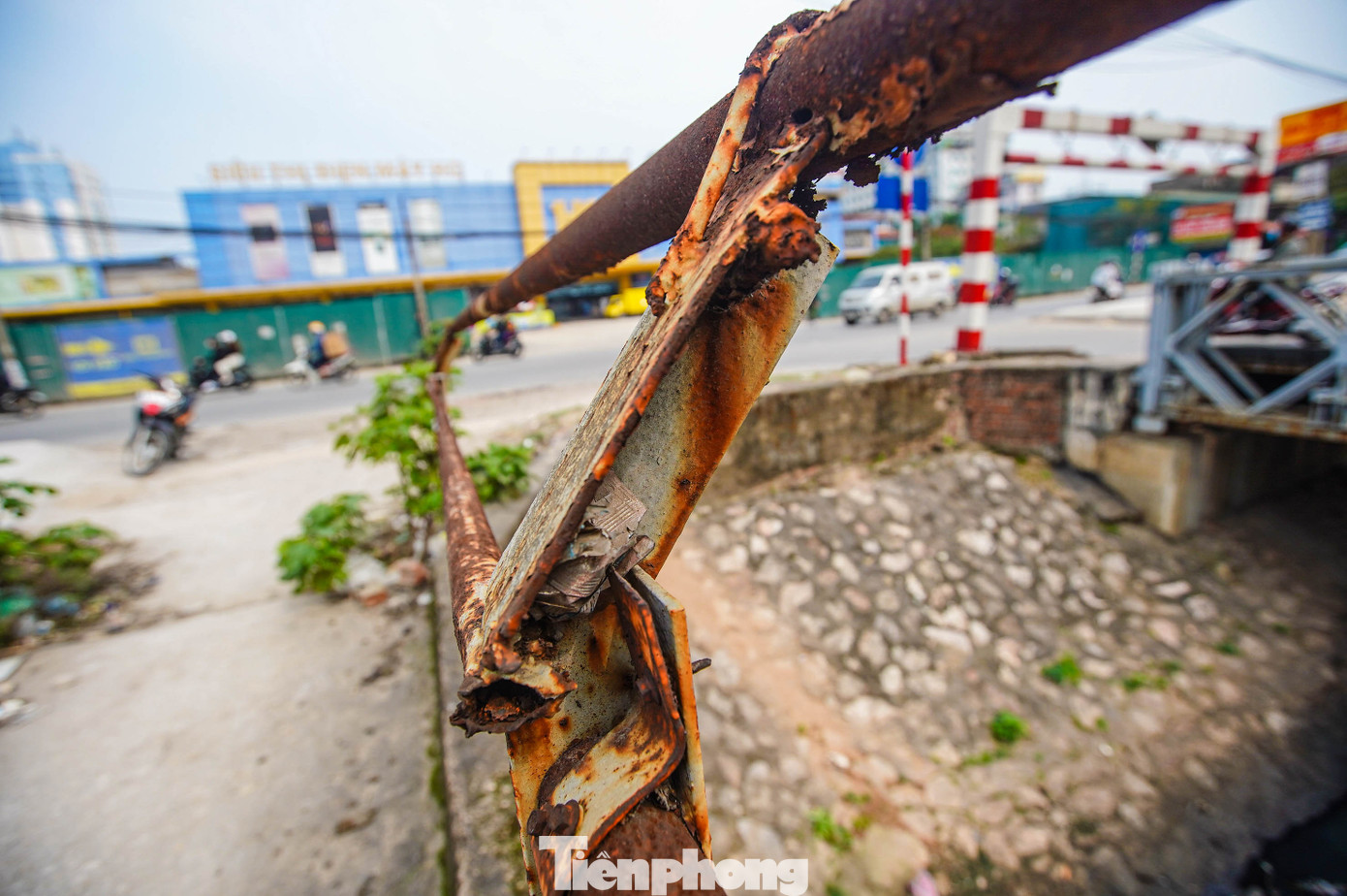 Lan can và nhiều kết cấu sắt thép bị gỉ sét ăn mòn, được sửa chữa chắp vá. Lan can và nhiều kết cấu sắt thép bị gỉ sét ăn mòn, được sửa chữa chắp vá.