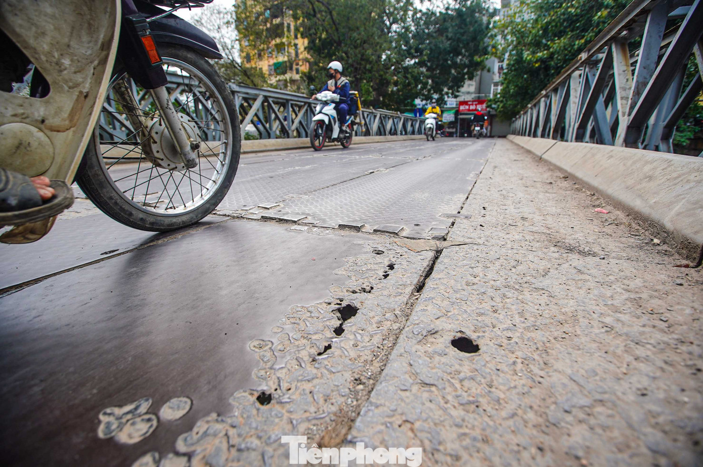 Do được xây dựng từ lâu, sắt thép của những cây cầu này đã bị han rỉ. Do được xây dựng từ lâu, sắt thép của những cây cầu này đã bị han rỉ.