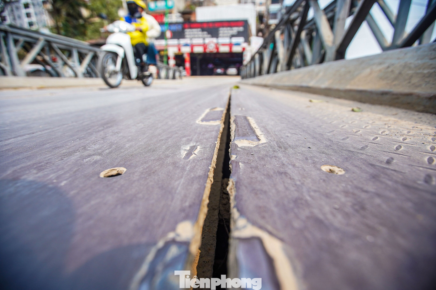 Mặt cầu xuất hiện những vết rãnh, hố lớn, tiềm ẩn nguy cơ cho người tham gia giao thông. Mặt cầu xuất hiện những vết rãnh, hố lớn, tiềm ẩn nguy cơ cho người tham gia giao thông.