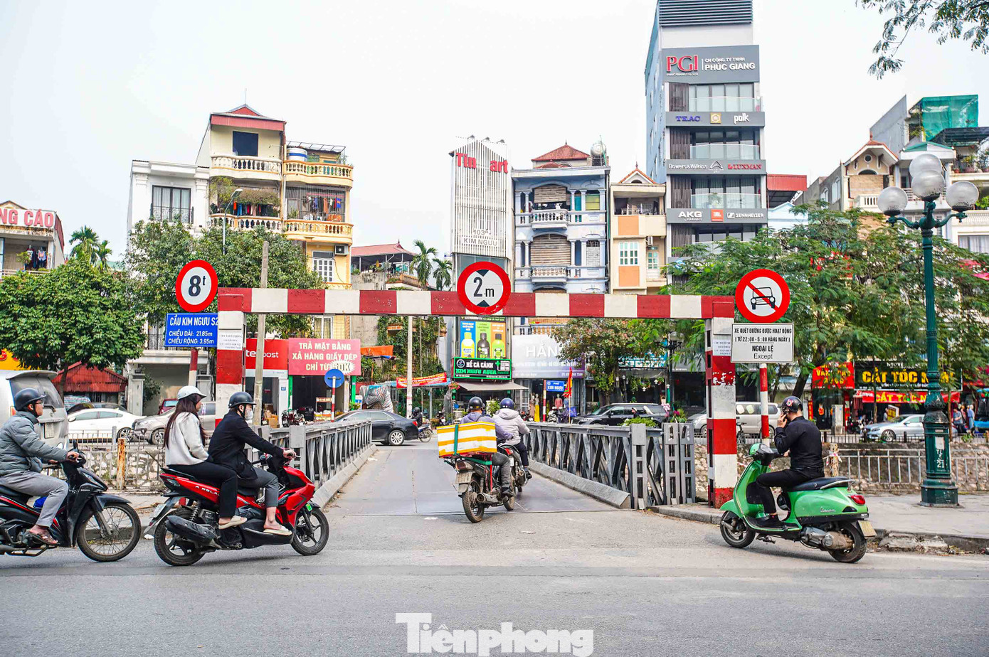 Theo UBND thành phố Hà Nội, trên toàn thành phố hiện có 167 cầu dân sinh, cầu tạm, cầu yếu đang xuống cấp, tiềm ẩn nguy hiểm đối với người dân. Trong đó, có 53 cầu do thành phố quản lý, còn lại là thuộc quản lý của các quận, huyện, thị xã. Theo UBND thành phố Hà Nội, trên toàn thành phố hiện có 167 cầu dân sinh, cầu tạm, cầu yếu đang xuống cấp, tiềm ẩn nguy hiểm đối với người dân. Trong đó, có 53 cầu do thành phố quản lý, còn lại là thuộc quản lý của các quận, huyện, thị xã.