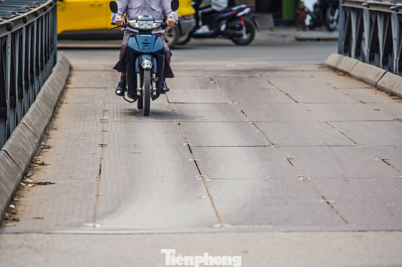 Với cầu thép, các dầm và hệ liên kết ngang hầu hết đều bị rỉ sét, dầm chủ nhiều cầu đã xuống cấp. Với cầu thép, các dầm và hệ liên kết ngang hầu hết đều bị rỉ sét, dầm chủ nhiều cầu đã xuống cấp.