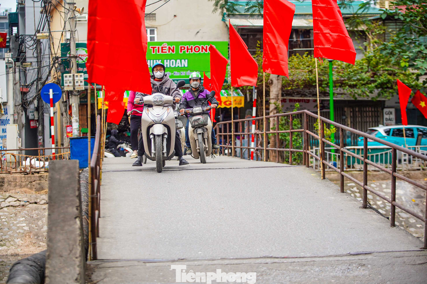 Người dân sinh hoạt khu vực trên cho biết cây cầu cần được sửa chữa để đảm bảo việc đi lại của người dân. Người dân sinh hoạt khu vực trên cho biết cây cầu cần được sửa chữa để đảm bảo việc đi lại của người dân.