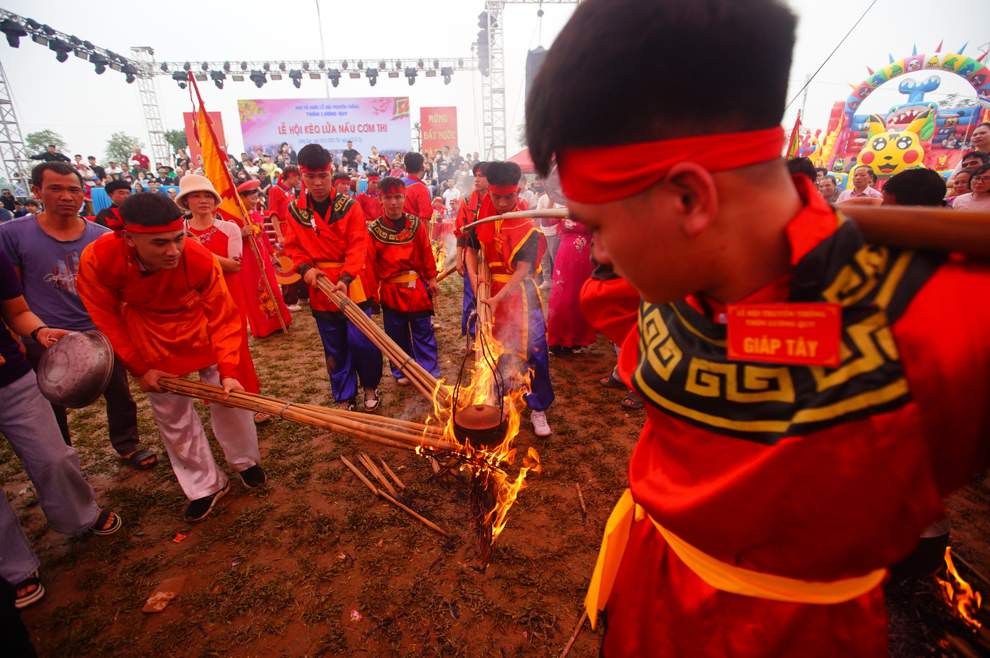 Đội thi phải biết ước lượng sao cho đủ nước, đủ lửa để sau khi đi vòng quanh sân, cơm chín đủ độ dẻo, thơm, đủ đơm một bát cơm lồng, góp vào mâm cơm cúng Thánh.