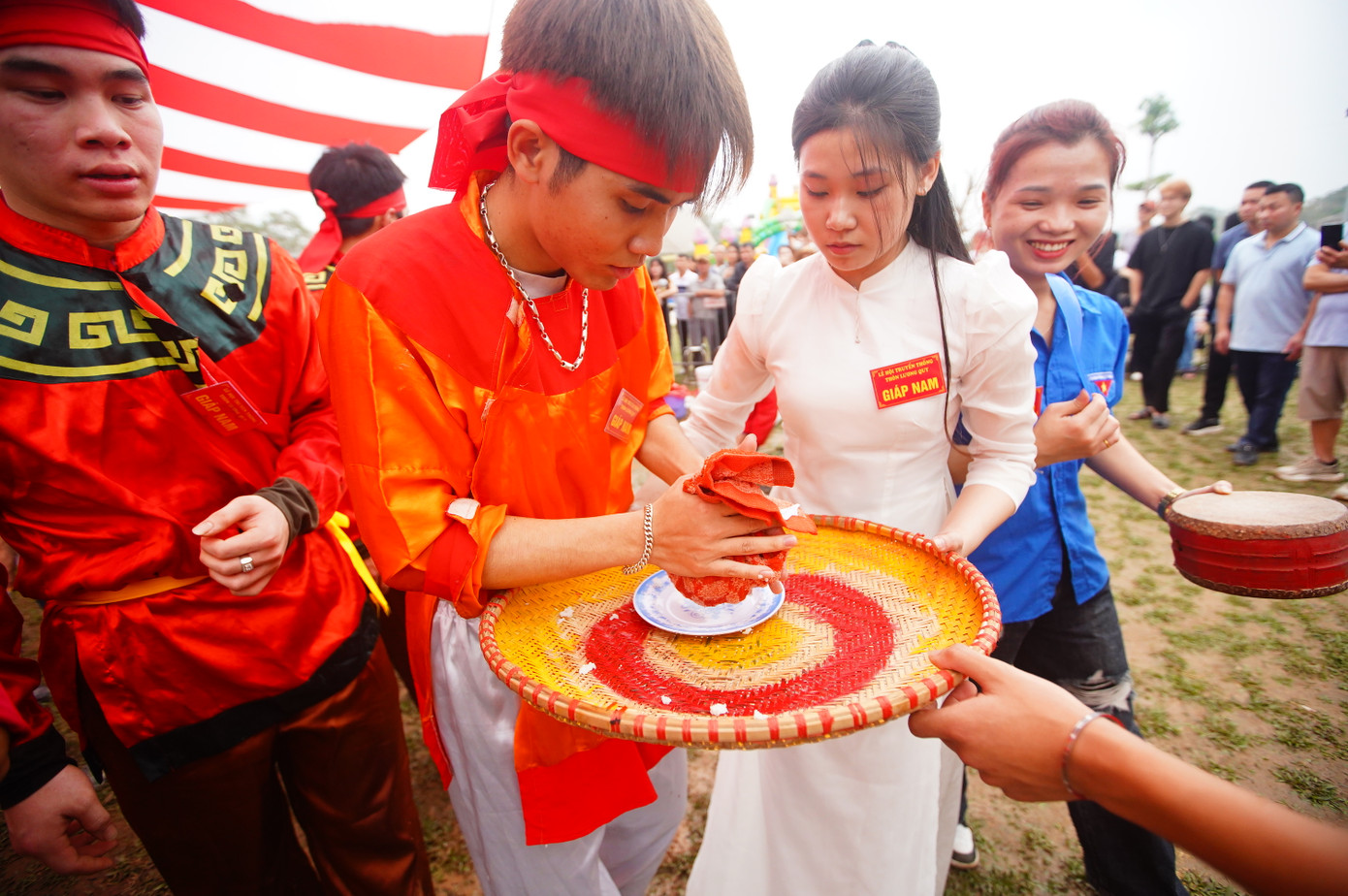 Cơm sau khi chín dẻo sẽ được trai tráng dùng vải nắm tròn.