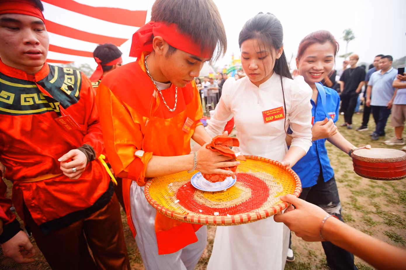 Cơm sau khi chín dẻo sẽ được trai tráng dùng vải nắm tròn.