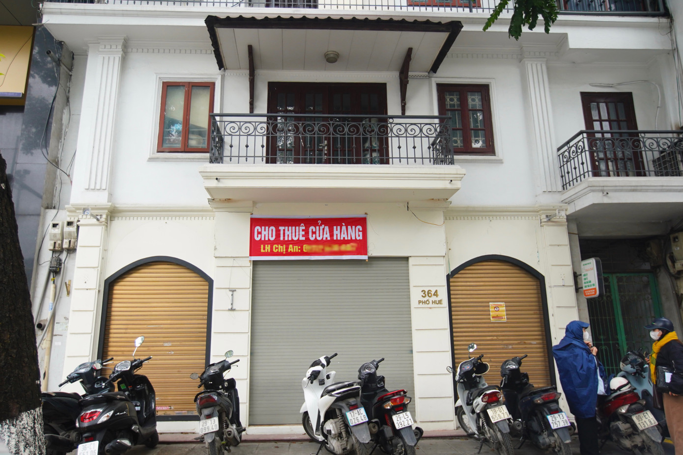 Theo ghi nhận của PV, thời điểm sau Tết Nguyên đán 2025, lượng mặt bằng cho thuê tại các con phố đắt đỏ nhất Hà Nội như phố Huế, Bà Triệu, Nguyễn Lương Bằng, Tôn Đức Thắng, Hàng Bông... ngày càng tăng. Dù nhiều nơi đã giảm giá thuê nhưng vẫn mòn mỏi chờ khách.